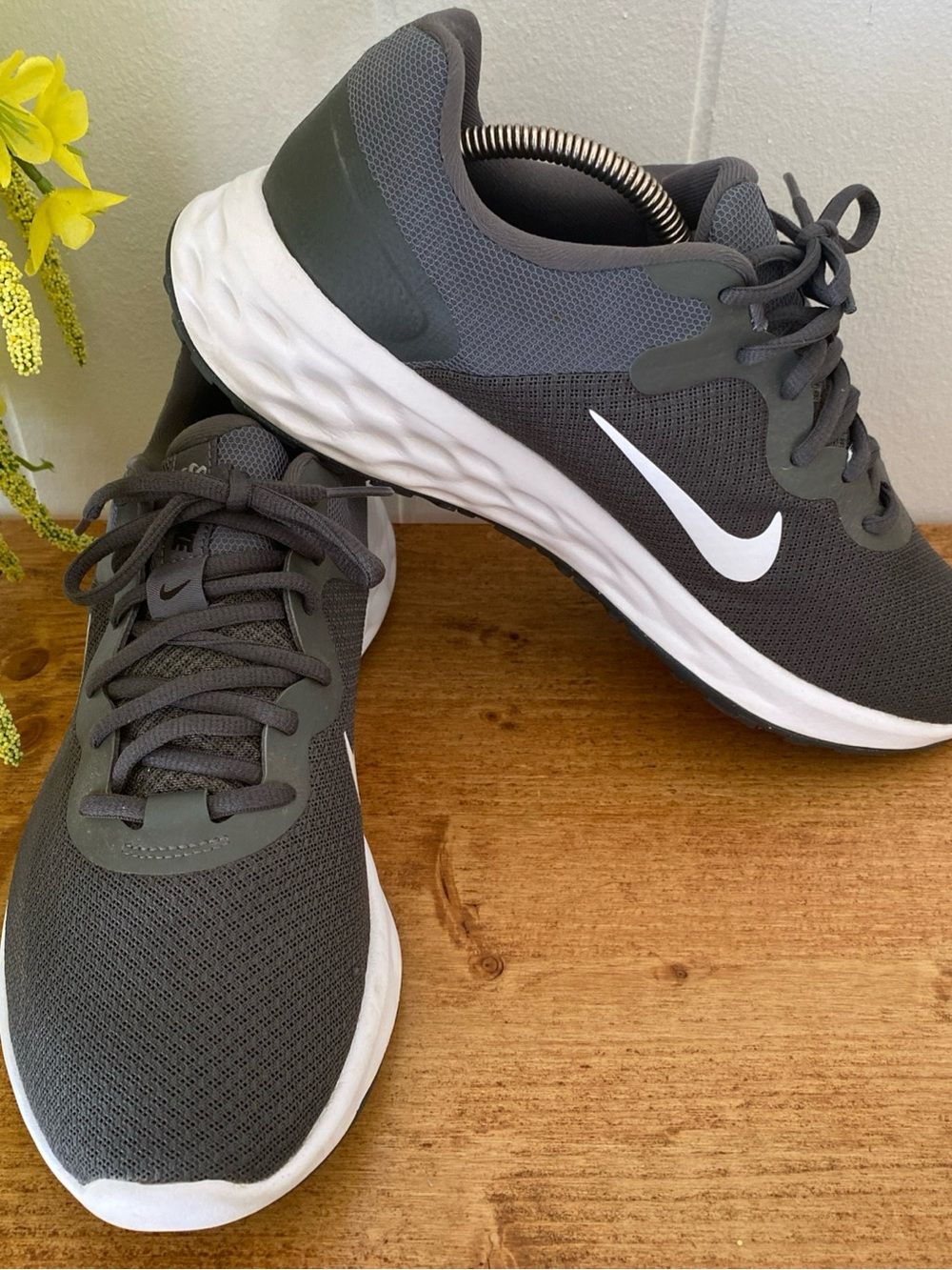Nike Men's Dark Gray Lightweight Running Sneakers with White Swoosh
